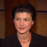 Sahra Wagenknecht sitzt 2004 in einer Talkshow