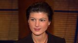 Sahra Wagenknecht sitzt 2004 in einer Talkshow