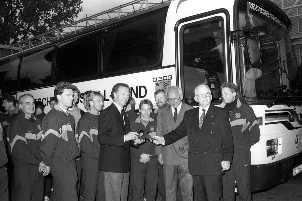 Beckenbauer und Eder vor dem Teambus für die WM 1990