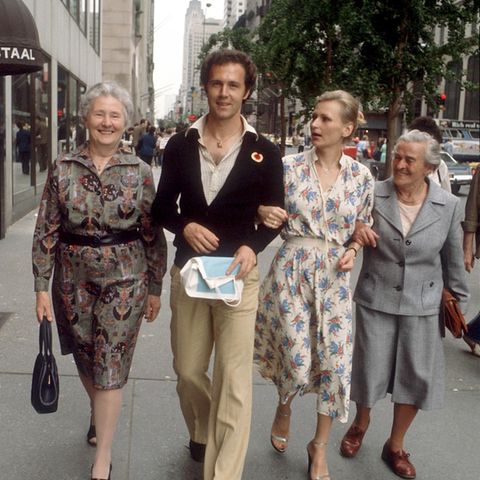Beckenbauer flaniert in Begleitung seiner Mutter, Tante und damaligen Frau durch New York