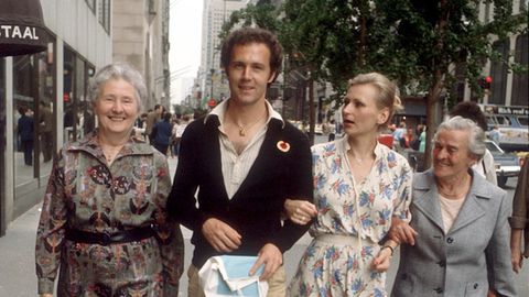Beckenbauer flaniert in Begleitung seiner Mutter, Tante und damaligen Frau durch New York