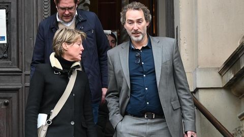 Christina Block verlässt zusammen mit Vertrauten das Amtsgericht