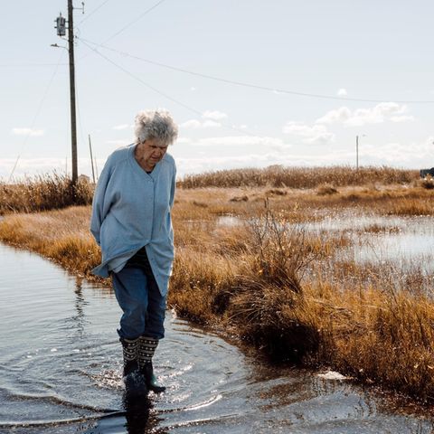 Brenda Laird läuft durch das stehende Wasser auf der Straße