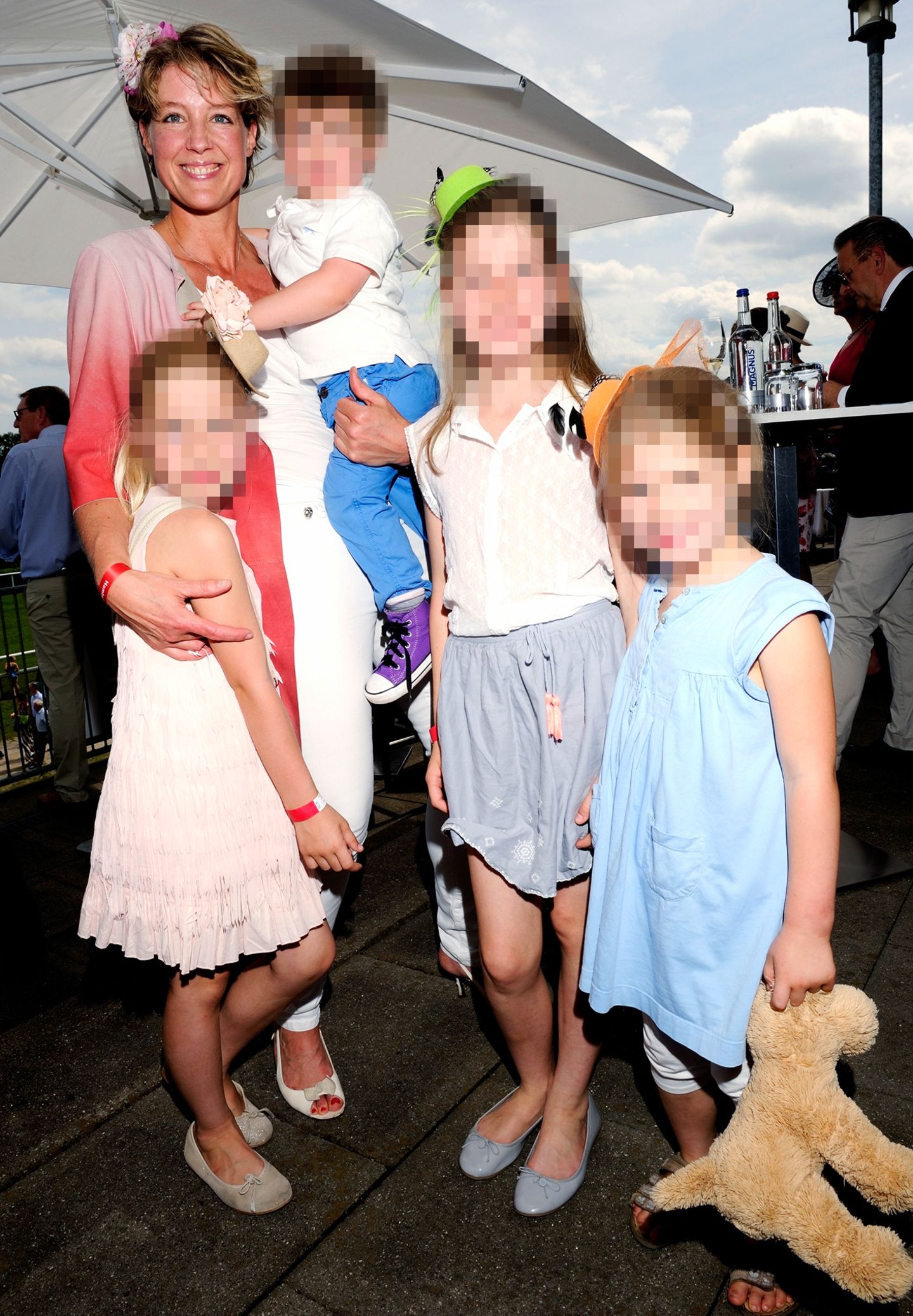 Christina Block mit ihren vier Kindern 2016 bei einem Reitturnier Christina Block mit ihren vier Kindern 2016 bei einem Reitturnier