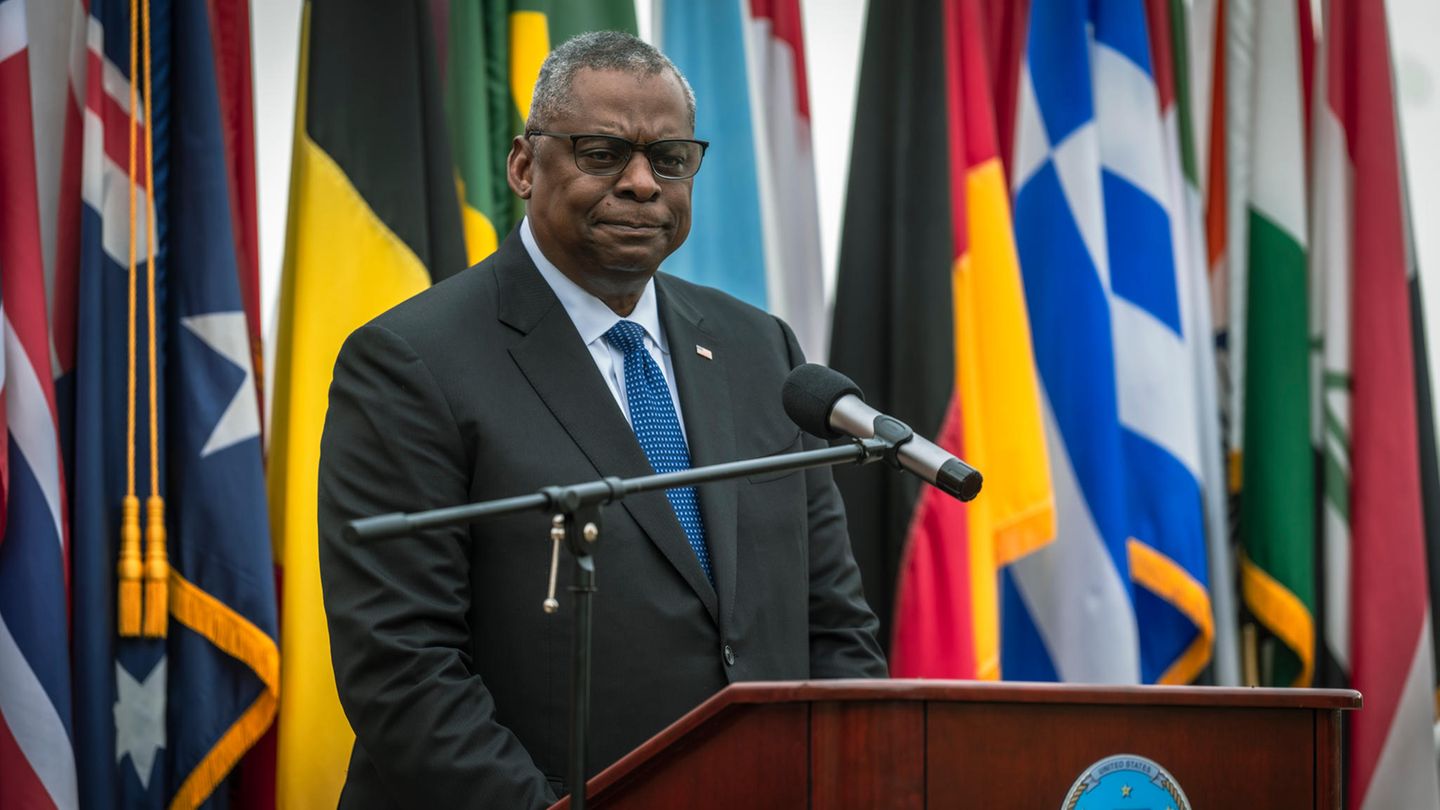 US Secretary of Defense Lloyd Austin is in the hospital US Secretary of Defense Lloyd Austin is in the hospital