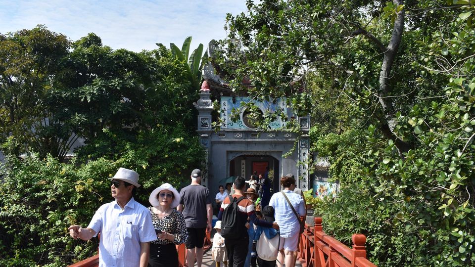 Menschen besuchen einen Tempel in Hanoi