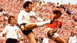 Franz Beckenbauer wie er in der Luft den Ball kickt