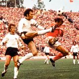 Franz Beckenbauer wie er in der Luft den Ball kickt