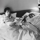Beckenbauer und Gerd Müller liegen in einem Bett