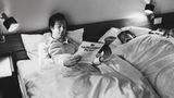 Beckenbauer und Gerd Müller liegen in einem Bett