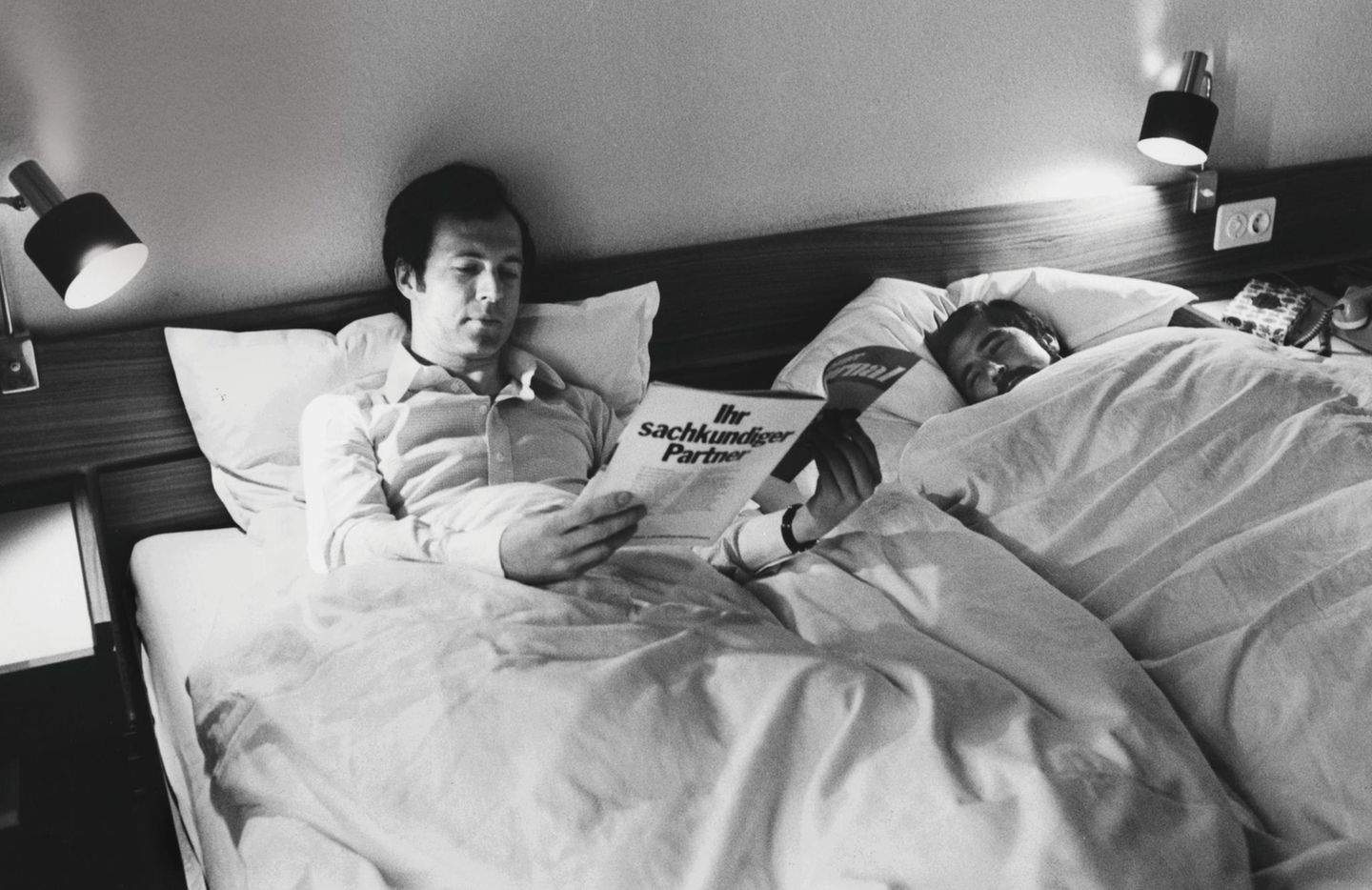 Beckenbauer und Gerd Müller liegen in einem Bett