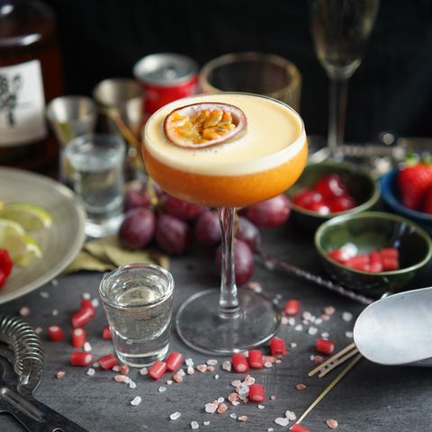 Ein Pornstar Martini steht auf einem Tisch.