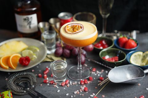 Ein Pornstar Martini steht auf einem Tisch.