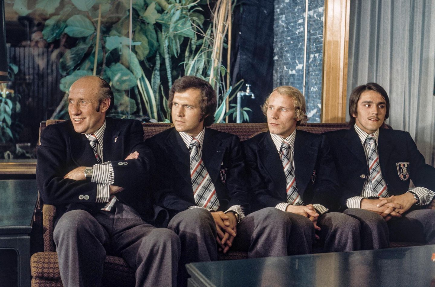 Helmut Schön, Beckenbauer, Berti Vogts und Jupp Kapellmann auf einem Sofa
