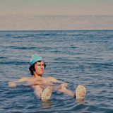 Beckenbauer liegt im Wasser des Toten Meers