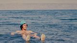 Beckenbauer liegt im Wasser des Toten Meers