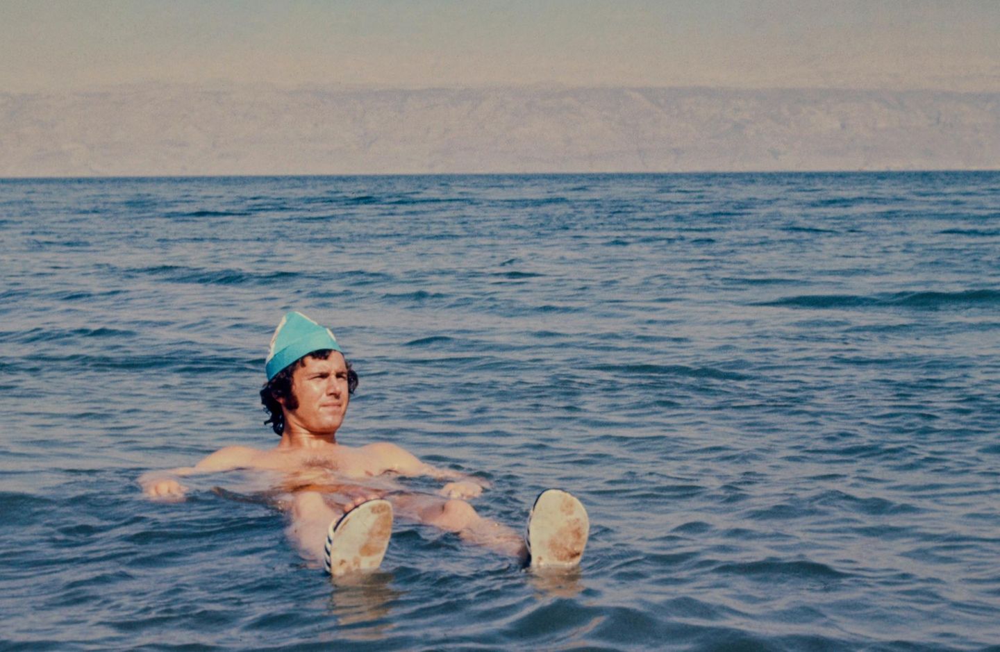 Beckenbauer liegt im Wasser des Toten Meers