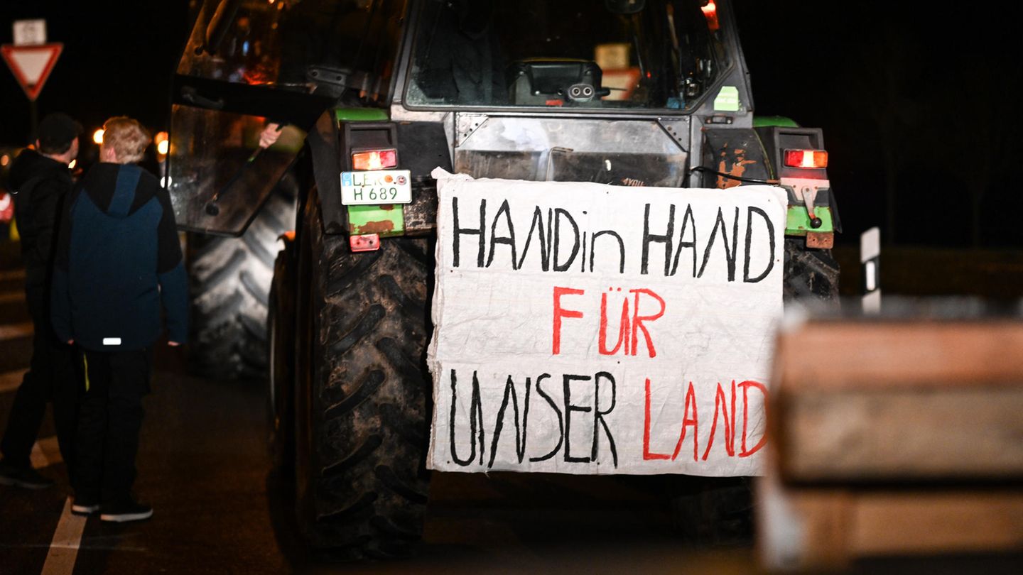 "Hand in Hand für unser Land" steht auf einem Plakat bei den Bauernprotesten