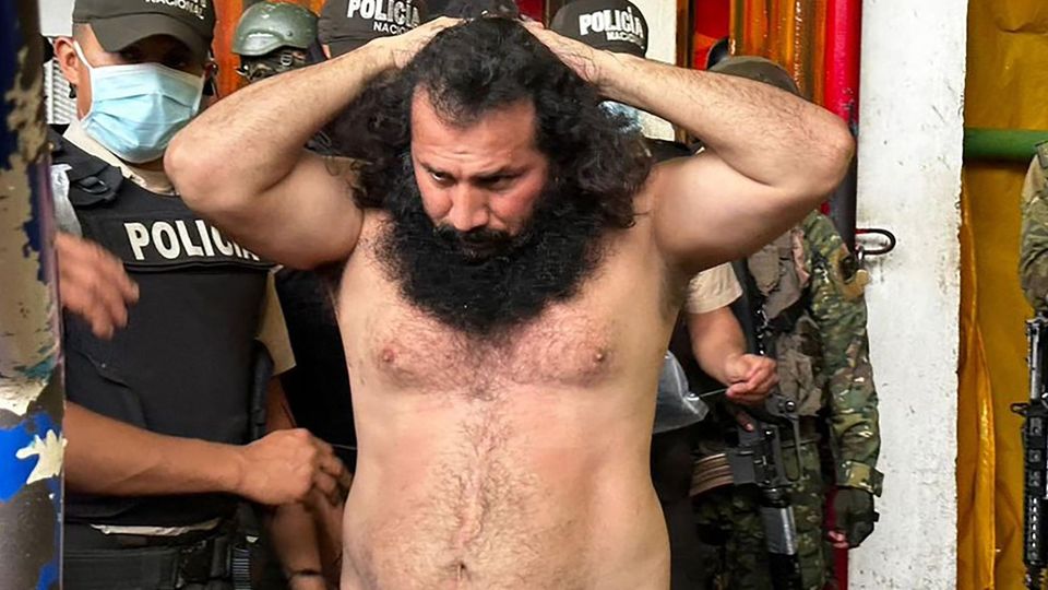 Gefängnis-Gewalt: Adolfo Macias alias "Fito", Anführer der kriminellen Bande Los Choneros, bei der Verlegung in den Hochsicherheitskomplex "The Rock" in einem Gefängnis in Ecuador Adolfo Macias alias "Fito", Anführer der kriminellen Bande Los Choneros, bei der Verlegung in den Hochsicherheitskomplex "The Rock" in einem Gefängnis in Ecuador