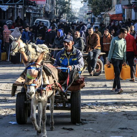 Palästinenser mit Flaschen und Kanistern laufen durch Rafah im Gazastreifen