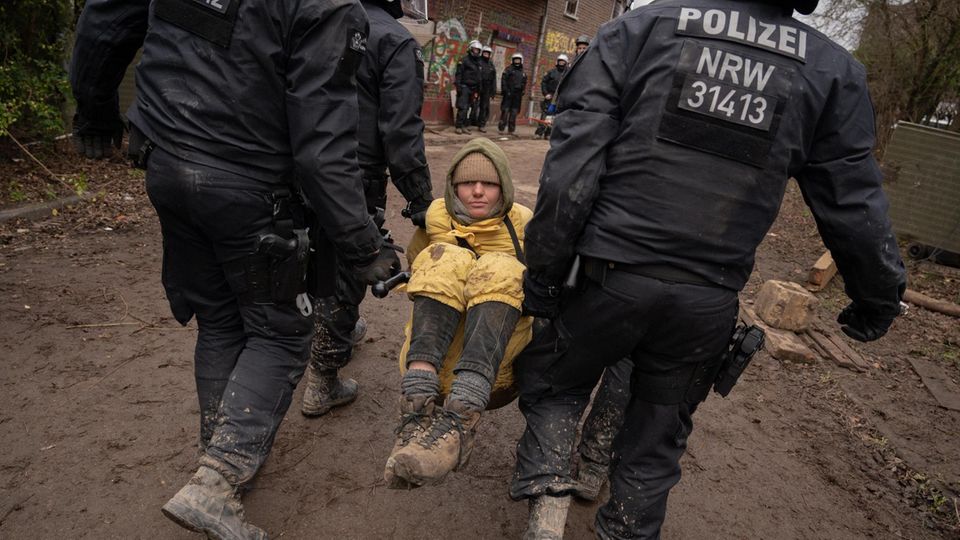 Indigo wird von der Polizei aus Lützerath getragen.