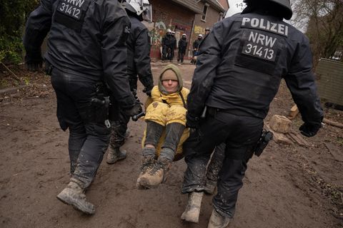 Indigo wird von der Polizei aus Lützerath getragen.