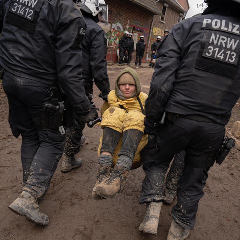 Indigo wird von der Polizei aus Lützerath getragen.