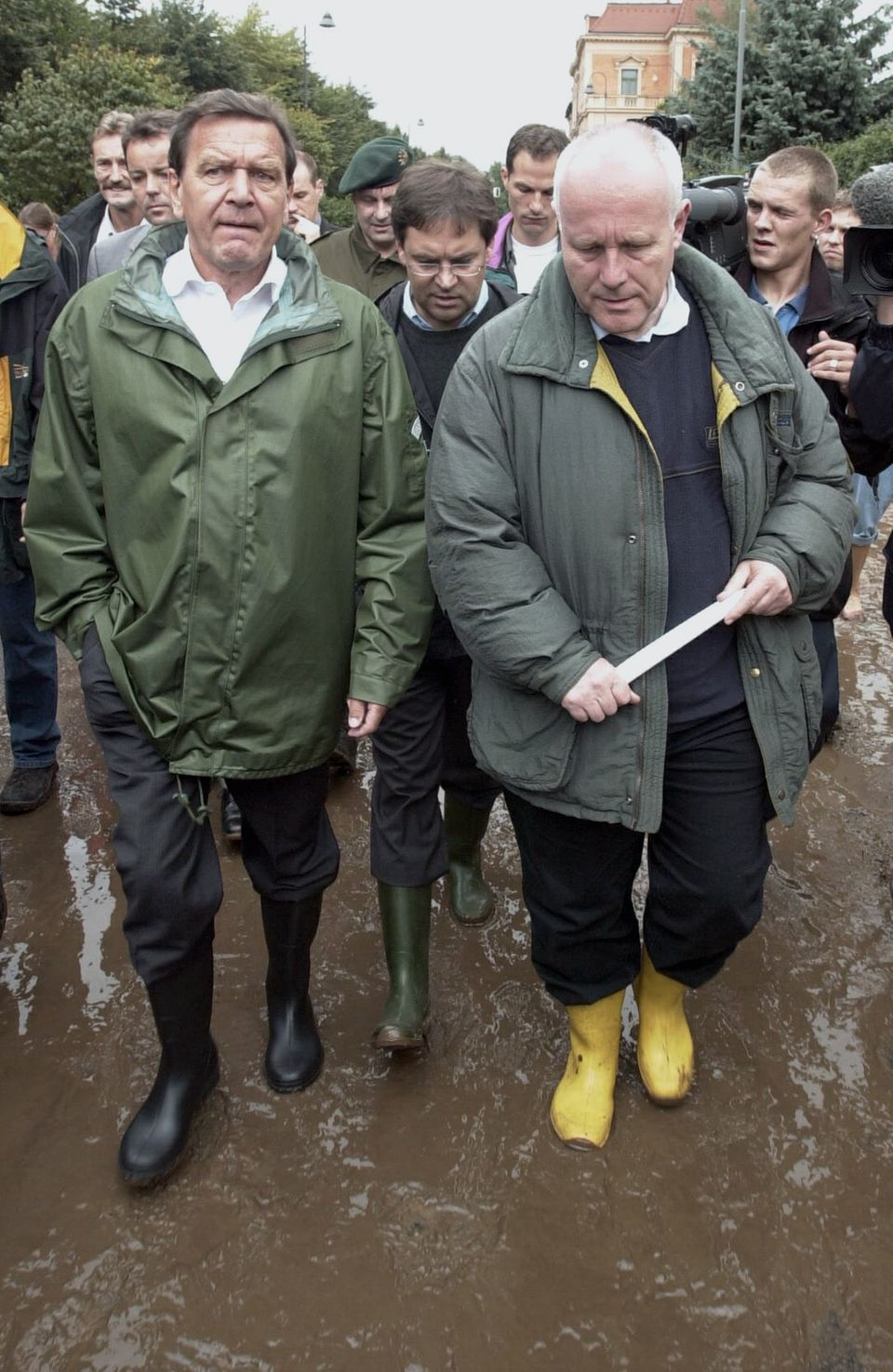 Gerhard Schröder Gummistiefel Archivbild von Bundeskanzler Gerhard Schröder und Sachsens Ministerpraesident Georg Milbradt in Gummistiefeln und Regenkleidung