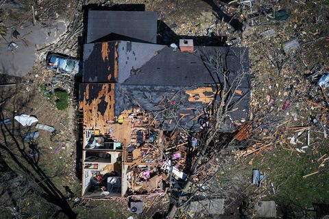 Ein Tornado hat das Dach eines Hauses fast vollständig abgedeckt und den umliegenden Garten verwüstet