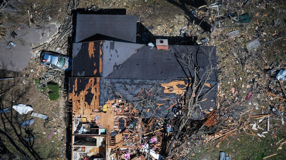 Ein Tornado hat das Dach eines Hauses fast vollständig abgedeckt und den umliegenden Garten verwüstet