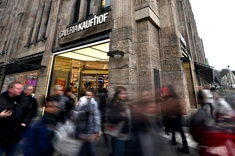 Menschen laufen an einer Filiale der arenhauskette Galeria Karstadt Kaufhof vorbei
