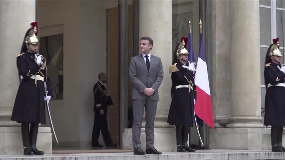 Video: Macron vor Nominierung von neuem Regierungschef Video: Macron vor Nominierung von neuem Regierungschef