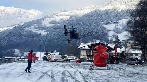 Einsatzkräfte bei einem Rettungseinsatz nach einem Gondelabsturz in Ötz in Tirol