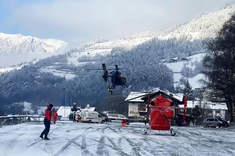 Einsatzkräfte bei einem Rettungseinsatz nach einem Gondelabsturz in Ötz in Tirol