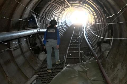 Gazastreifen: Eine Stadt unter der Stadt: IDF-Soldaten zeigen Reporterin Hamas-Tunnelsystem