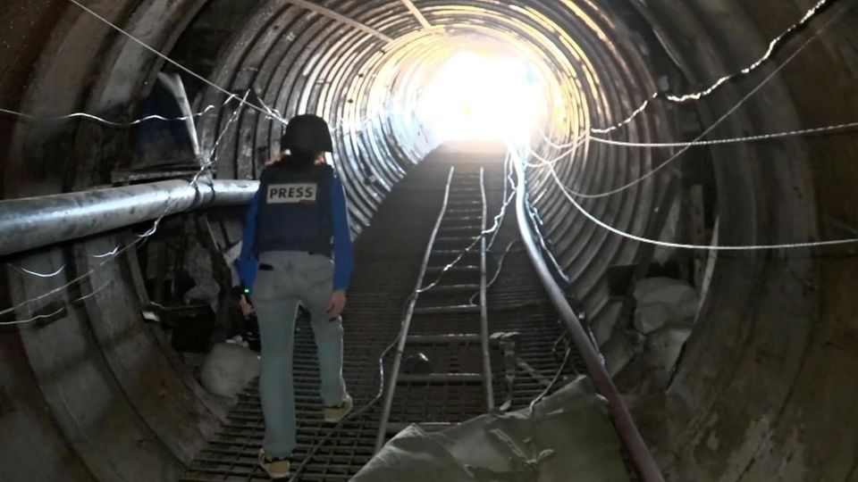 Gazastreifen: Eine Stadt unter der Stadt: IDF-Soldaten zeigen Reporterin Hamas-Tunnelsystem