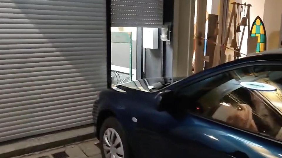 Berlin-Steglitz: Spektakulärer Einbruch in Berlin: Diebe rasen mit gestohlenem Auto in Juweliergeschäft