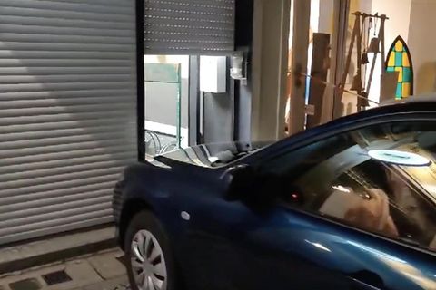 Berlin-Steglitz: Spektakulärer Einbruch in Berlin: Diebe rasen mit gestohlenem Auto in Juweliergeschäft