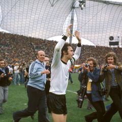 Franz Beckenbauer: Der Kapitän der WM-Elf von 1974 lässt sich im Olympiastadion feiern