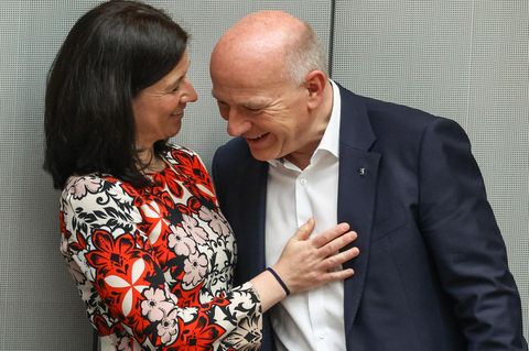 Katharina Günther-Wünsch und Kai Wegner stehen eben nebeneinander