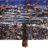 The Sea, 1981  Oil, Mexican pots, plates, burnt wood, plaster, styrofoam, antlers, and bondo on wood  Mit den "Plate-Paintings" – Leinwänden voller Geschirrscherben – wurde Julian Schnabel zum Shootingstar der amerikanischen Kunstszene.