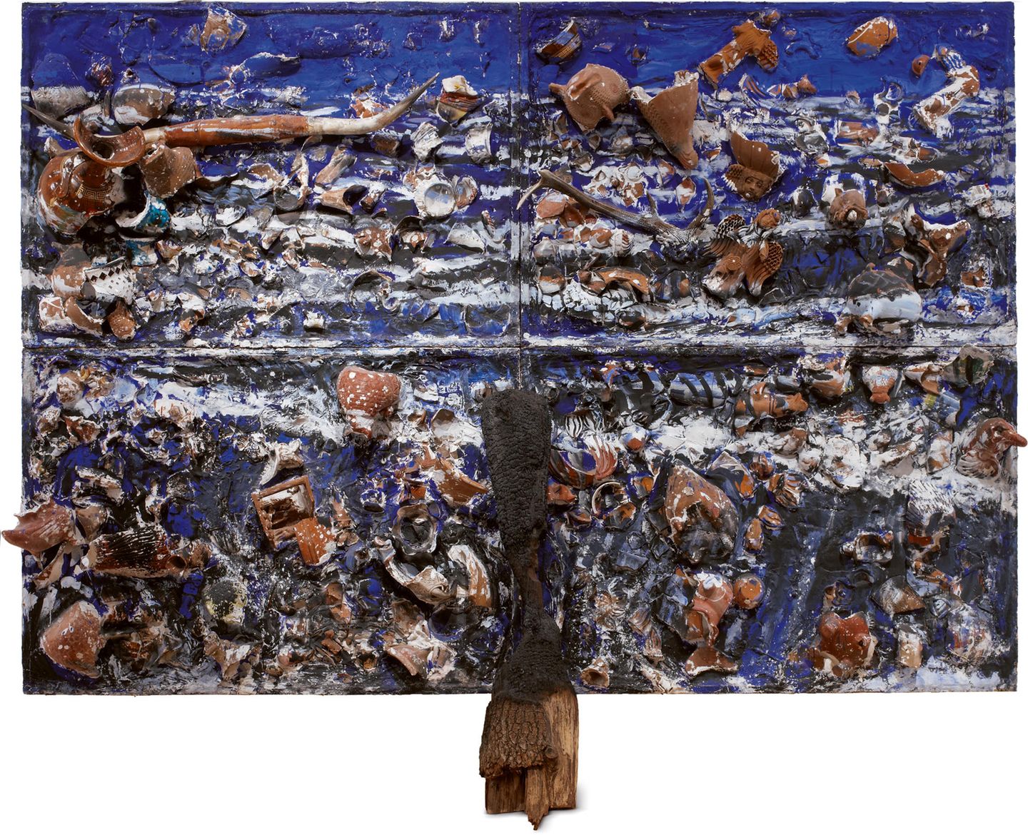 The Sea, 1981  Oil, Mexican pots, plates, burnt wood, plaster, styrofoam, antlers, and bondo on wood  Mit den "Plate-Paintings" – Leinwänden voller Geschirrscherben – wurde Julian Schnabel zum Shootingstar der amerikanischen Kunstszene.