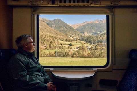 Ein Mann vor einem Zugfenster