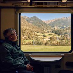 Ein Mann vor einem Zugfenster