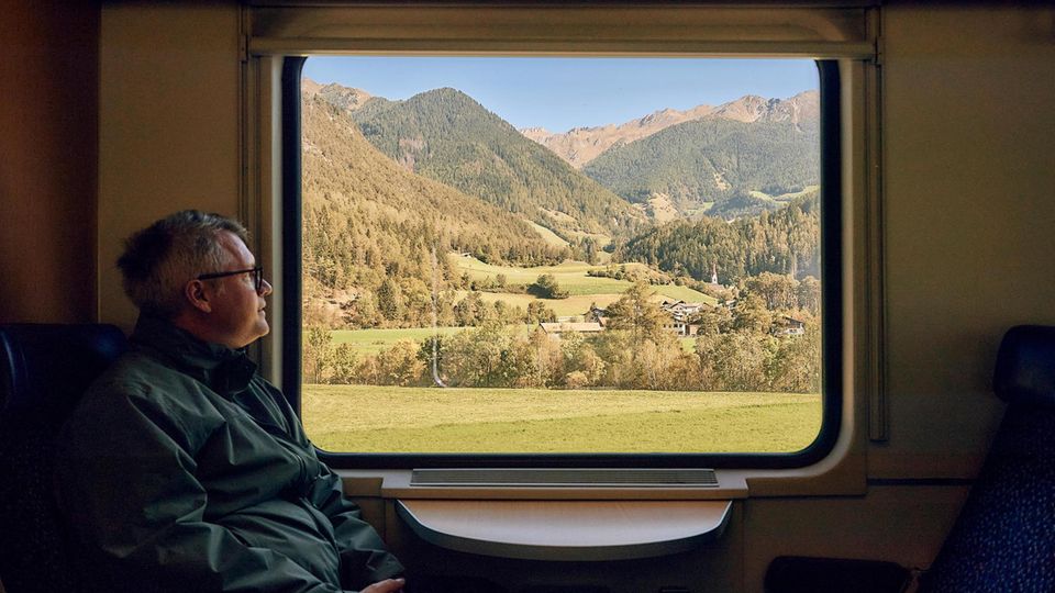 Ein Mann vor einem Zugfenster