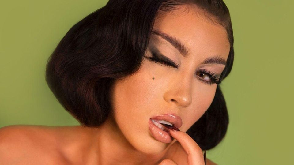 Portrait von Popsängerin Kali Uchis vor grünem Hintergrund