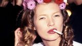 Kate Moss backstage bei einer Modenschau mit Lockenwicklern in den Haaren