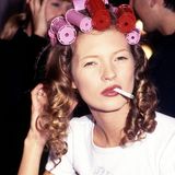 Kate Moss backstage bei einer Modenschau mit Lockenwicklern in den Haaren