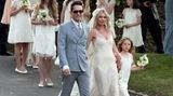 Hochzeit von Kate Moss und Jamie Hince, sie im weißen Kleid mit Glitzer und Schleier, er im hellen Anzug mit Sonnenbrille