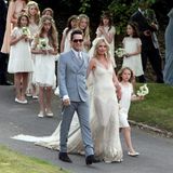 Hochzeit von Kate Moss und Jamie Hince, sie im weißen Kleid mit Glitzer und Schleier, er im hellen Anzug mit Sonnenbrille